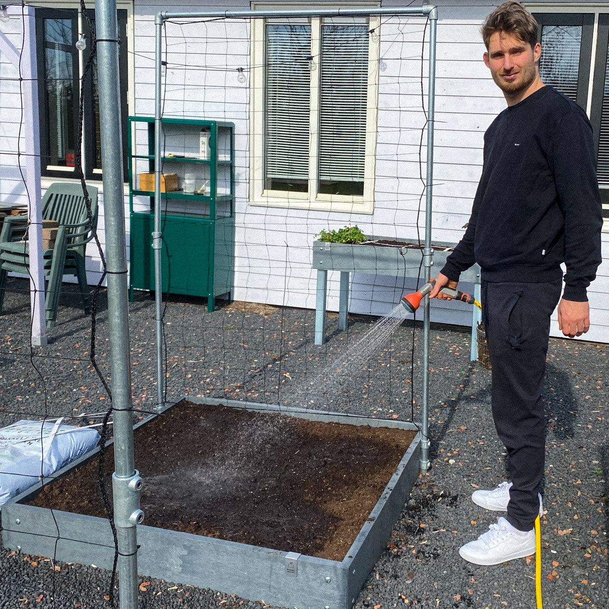 Maak Makkelijke Moestuinmix voor je gaat zaaien goed vochtig.