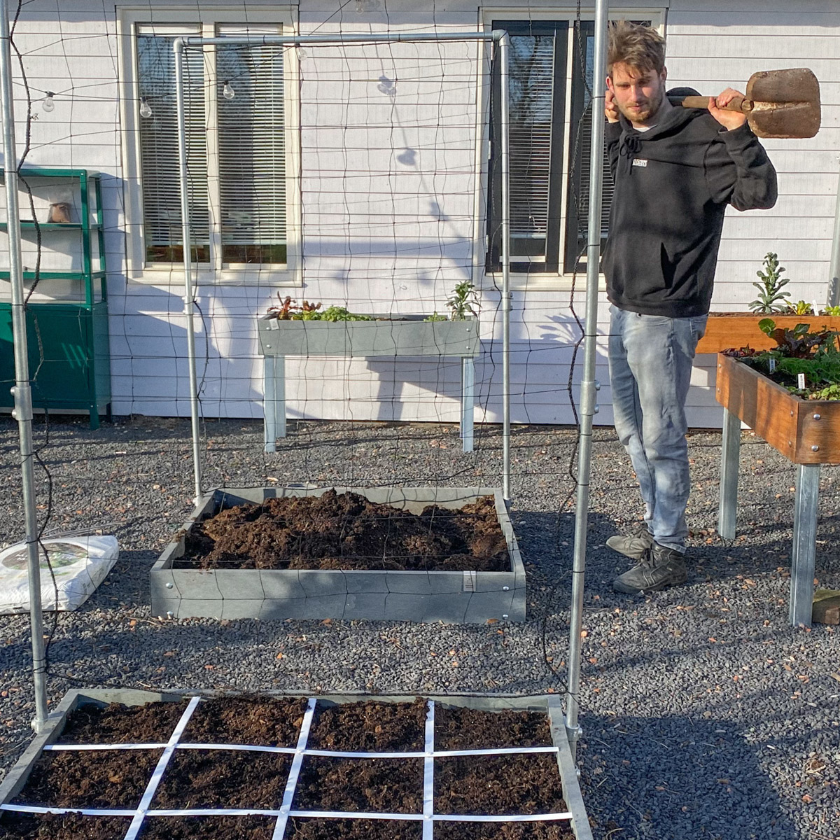 Jelle maakt zijn Makkelijke Moestuinbakken klaar voor het komende seizoen