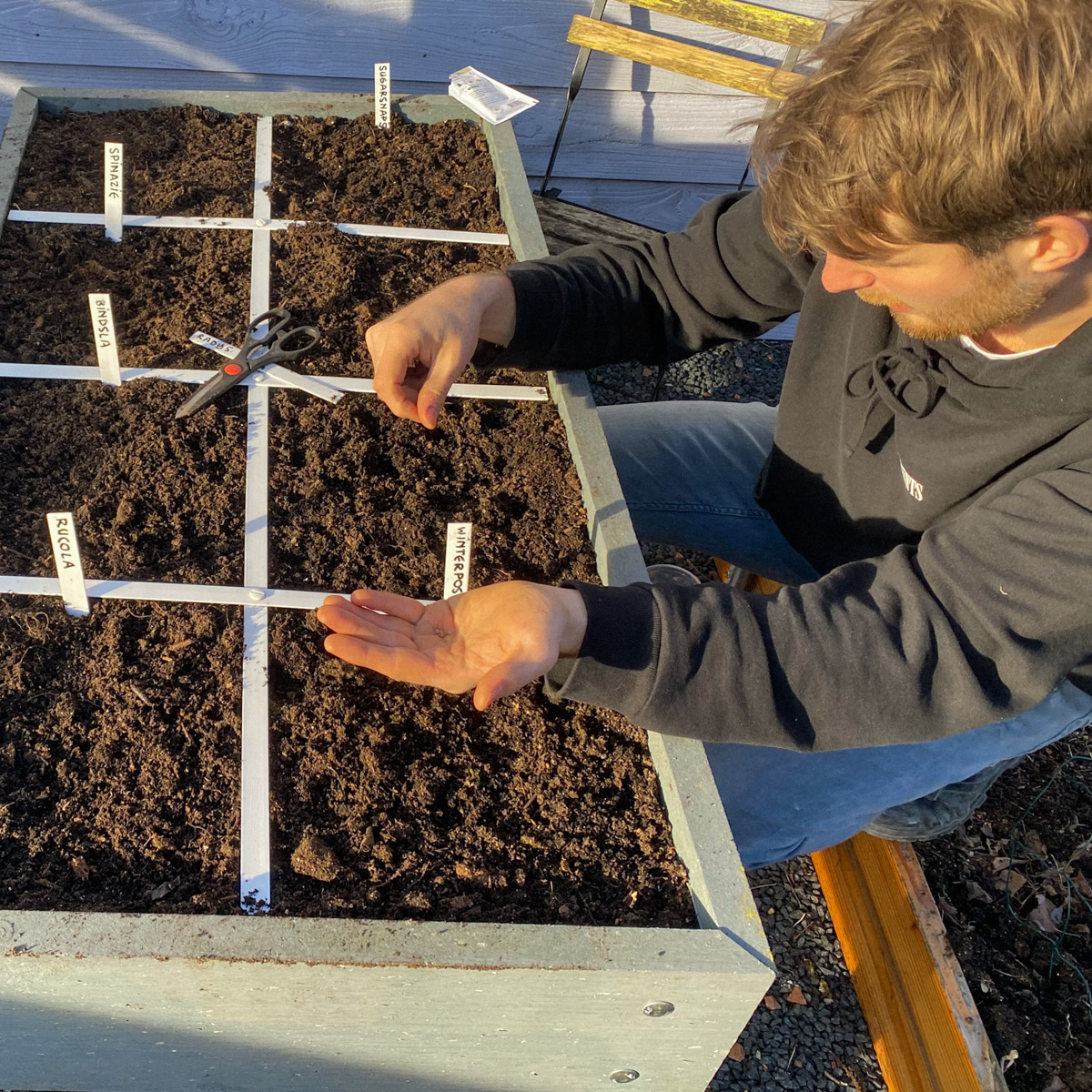 Jelle zaait de eerste zaadjes van het jaar in zijn Makkelijke Moestuinbak