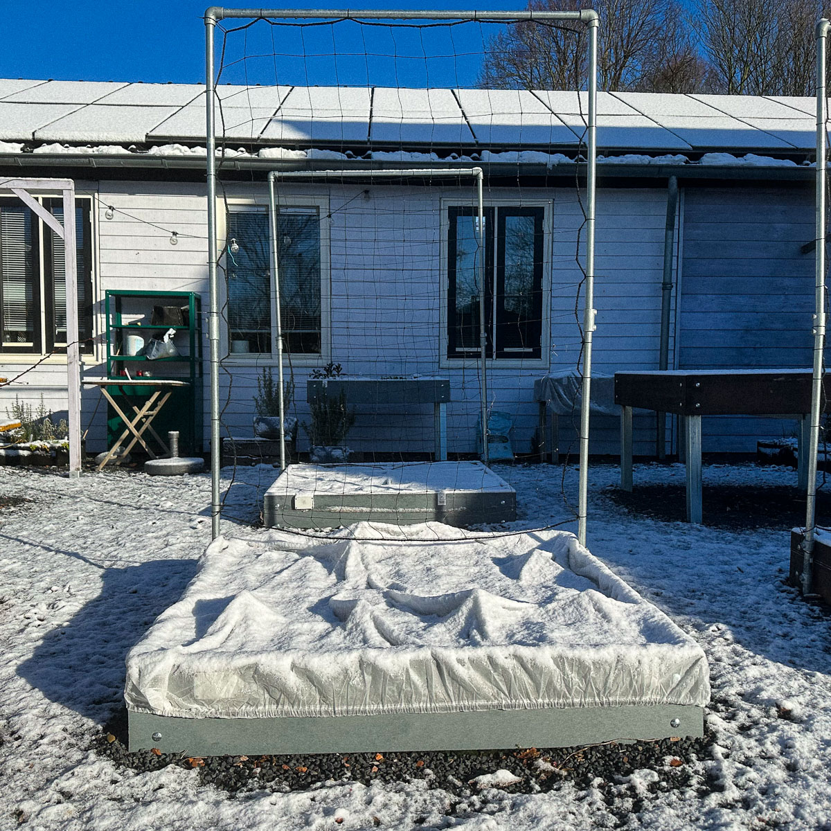 Sneeuw op moestuinbakken in maart: zo schiet het niet erg op