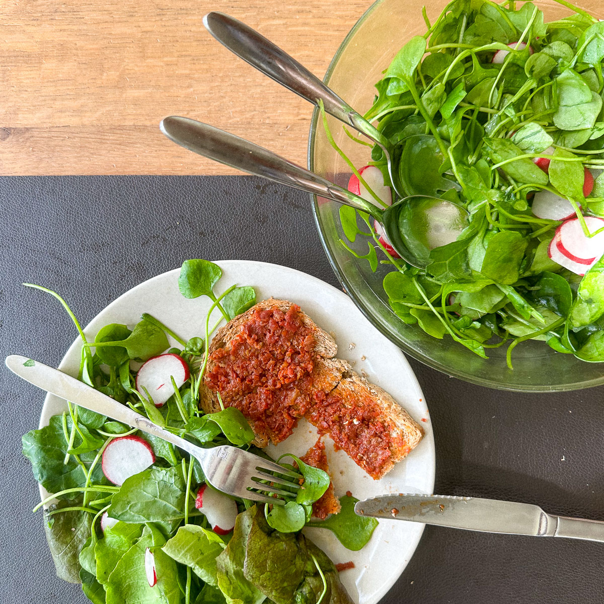 Lunchsalade uit de Makkelijke Moestuin met pluksla, kropsla, spinazie, rucola en radijs