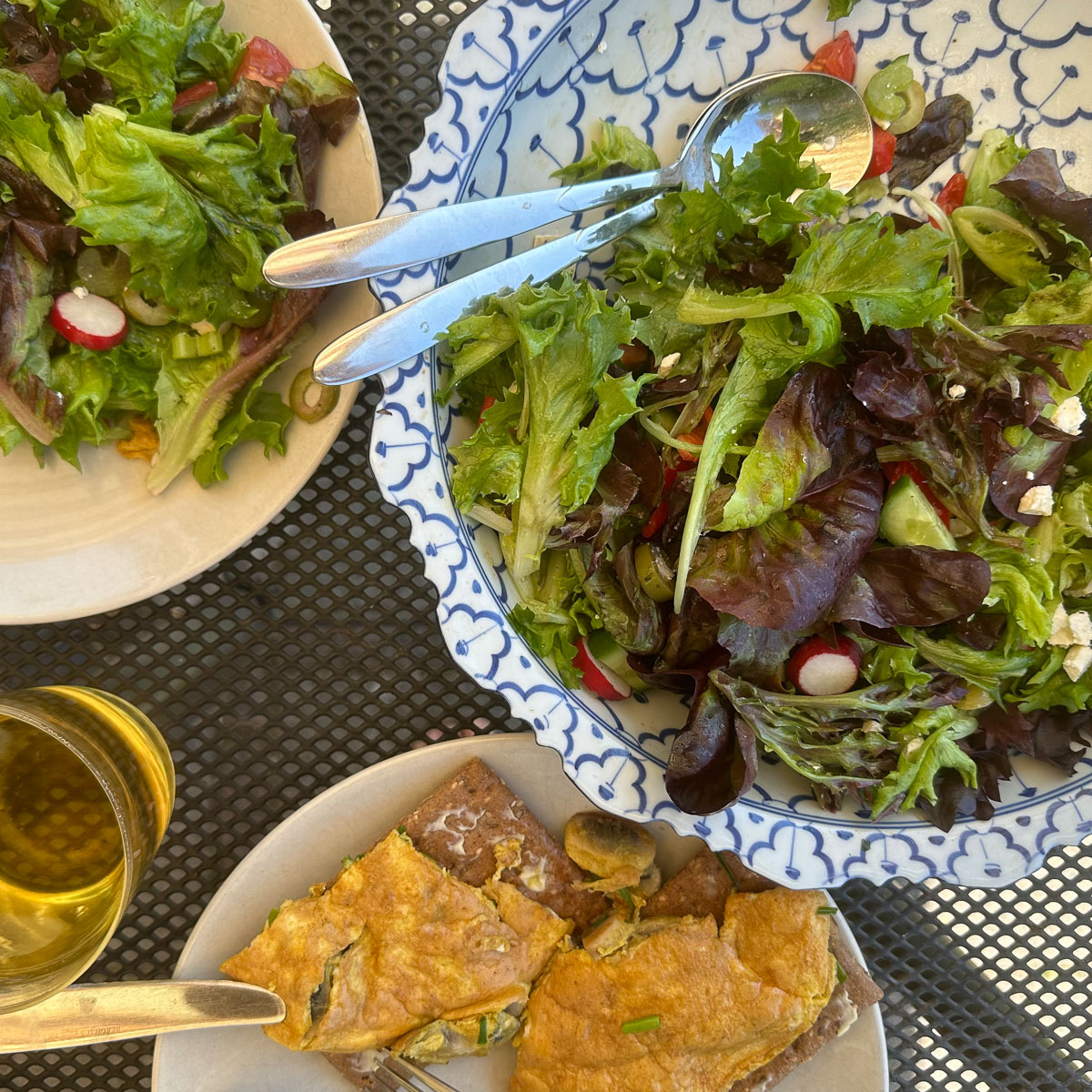 Lunch met gemengde salade van Salanova sla