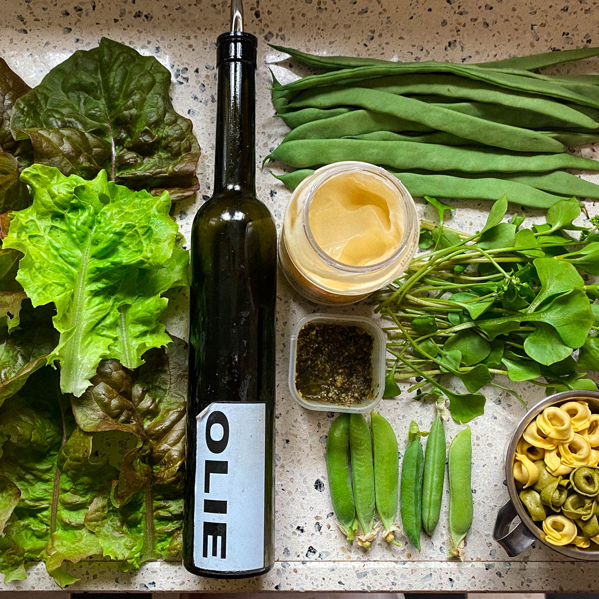 De benodigde ingrediënten voor de tortellini salate