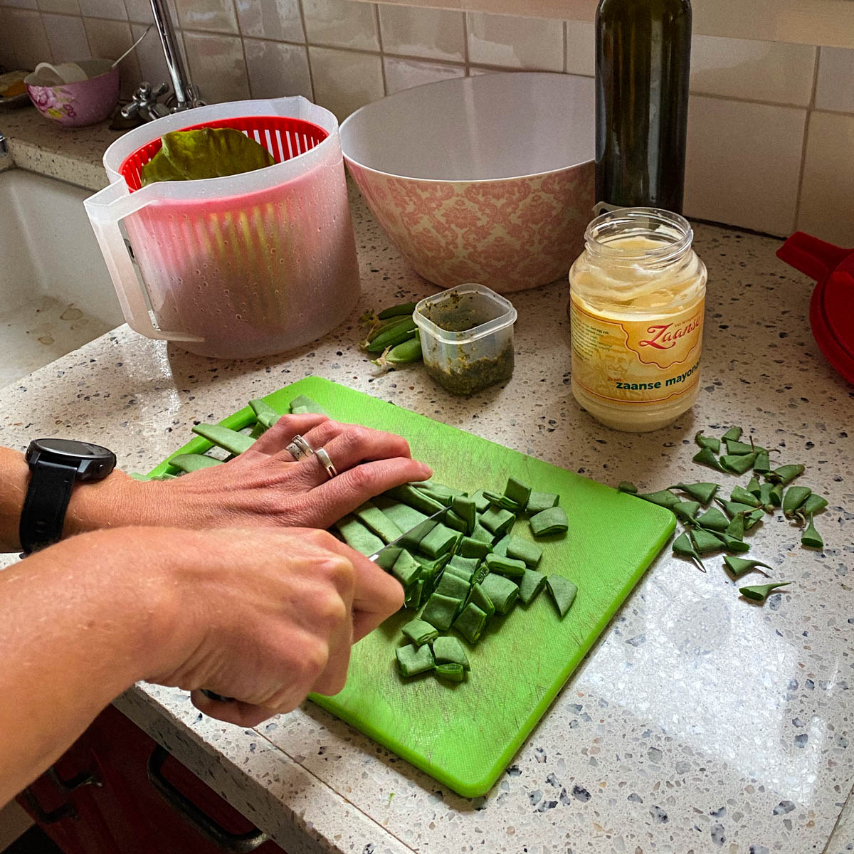 Snijbonen uit de Makkelijke Moestuin snijden voor de tortellini salade