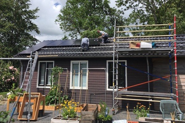 Installatie van de zonnepanelen op het dak van het kantoor