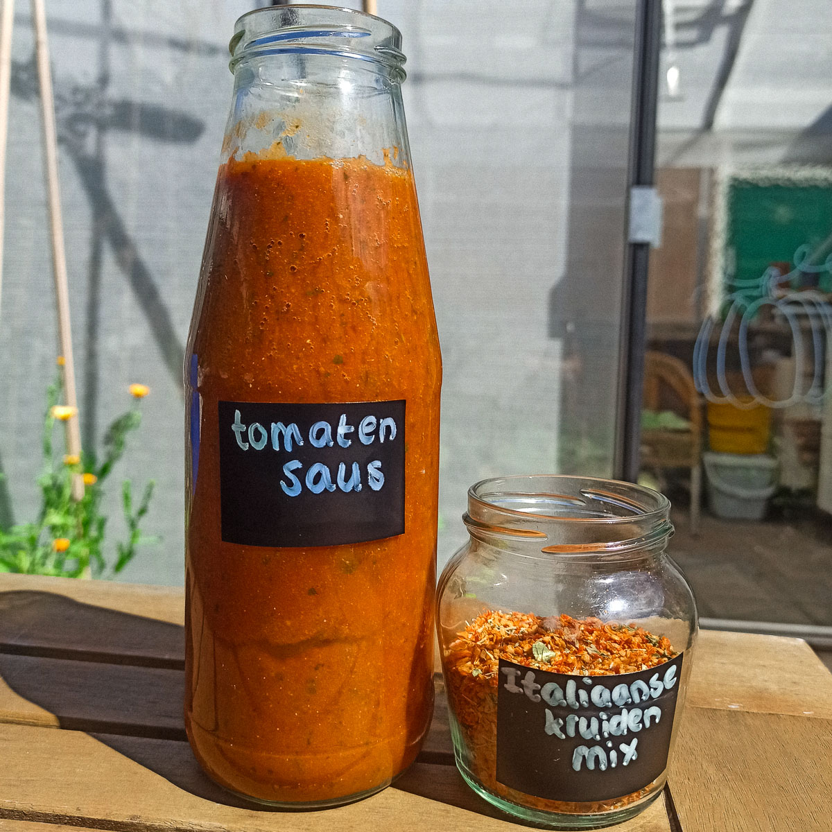 Tomatensaus en Italiaanse kruidenmix (foto Esmee Verhoeks)