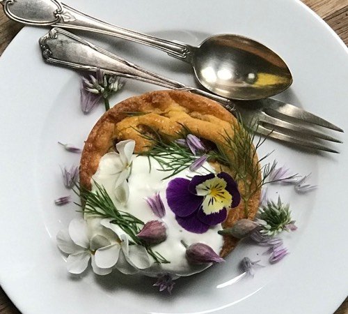 Eetbare bloemen op gebak - Foto: Silvia Hietbrink