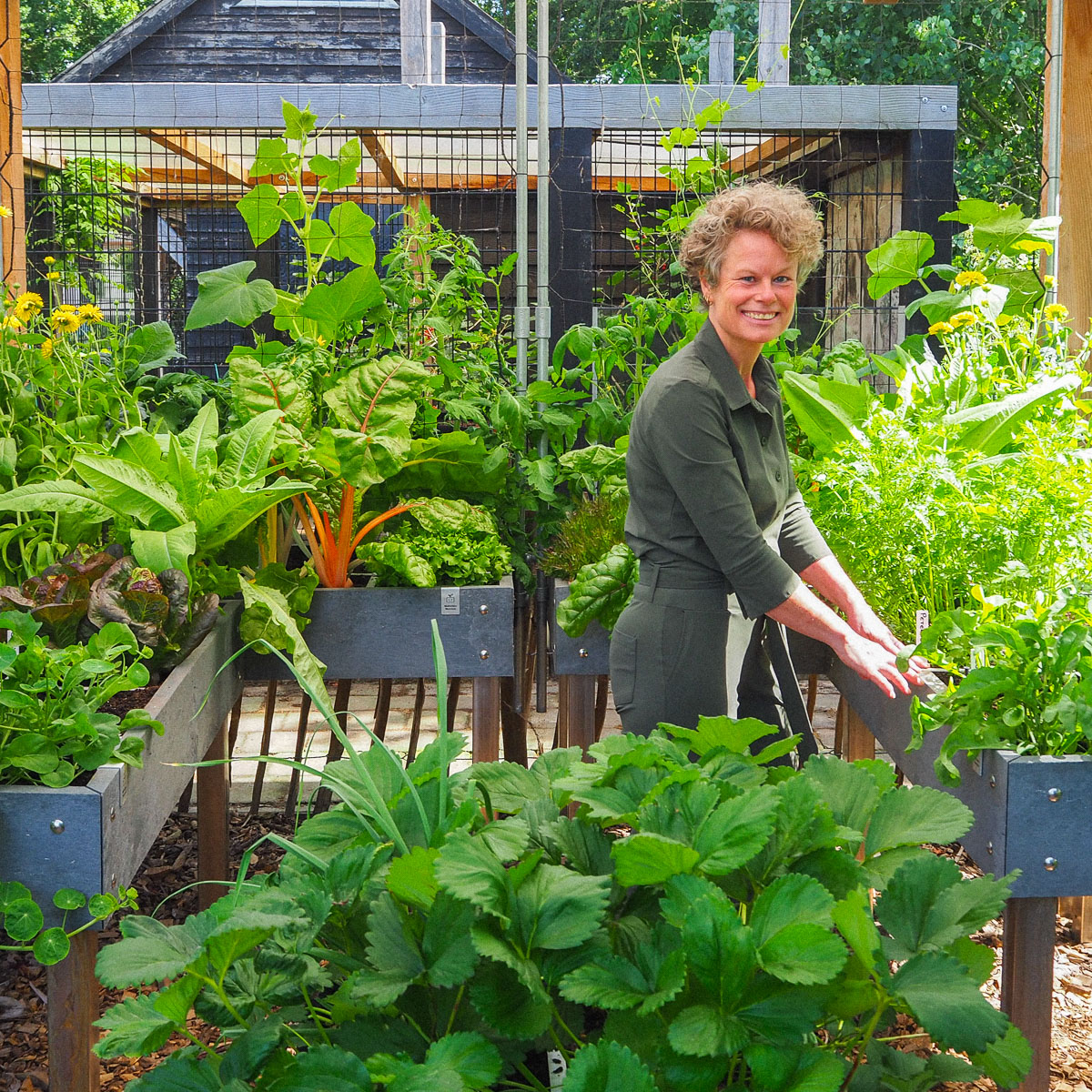 Eind juni: Sonja aan het werk bij een Makkelijke Moestuin Hero-tafelbak