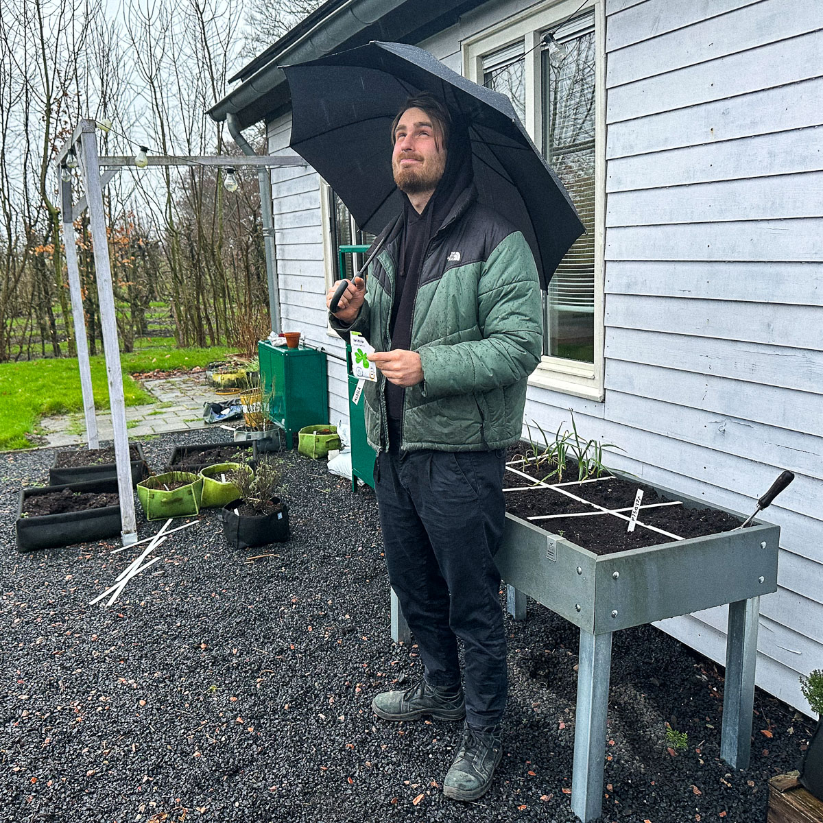 Jelle maakt zijn Makkelijke Moestuinbakken klaar voor het komende seizoen