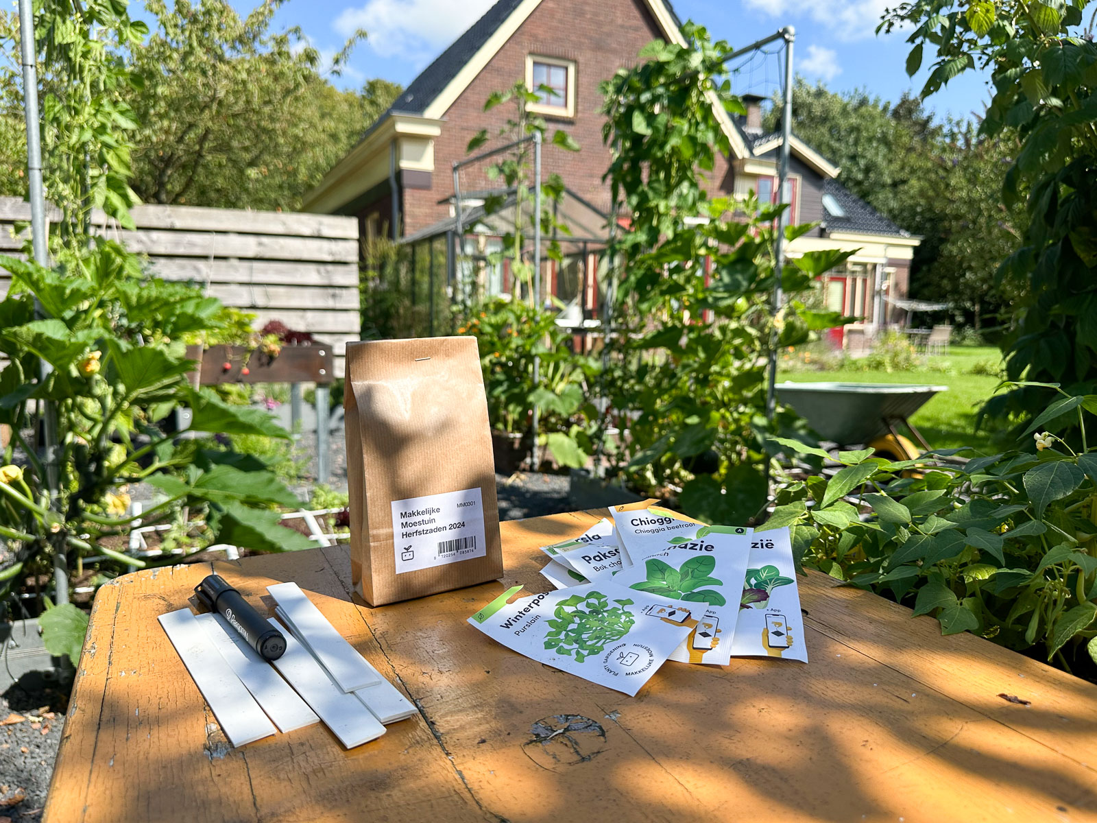 Spullen voor het inzaaien van het Makkelijke Moestuin zadenpakket Herfst