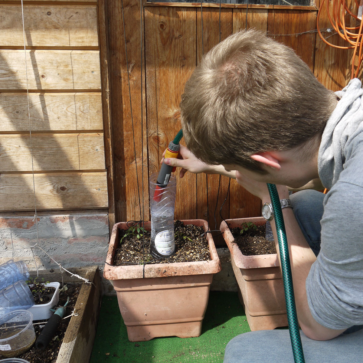 Water geven met omgekeerde flessen