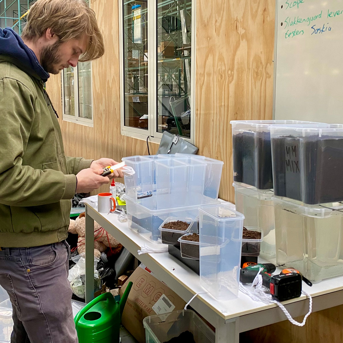 Arjen aan het testen met water, lucht en Makkelijke Moestuinmix