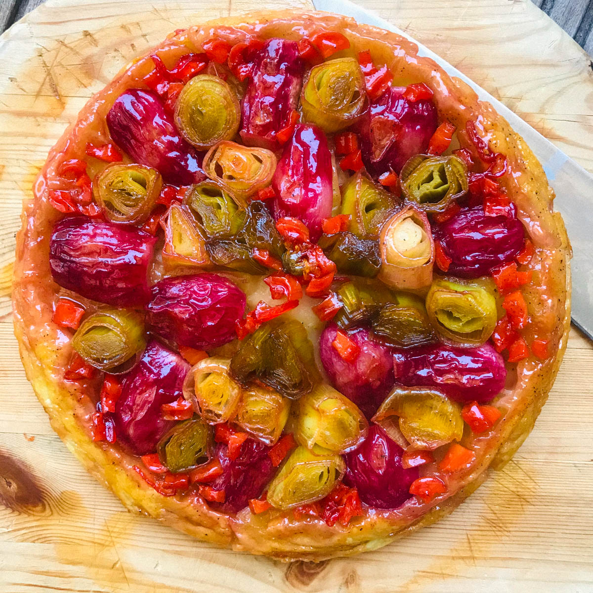 Hartige Tarte Tatin - of omgekeerde taart - met radijs, wortel en prei uit de Makkelijke Moestuin