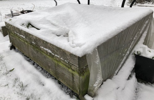 Na een flinke sneeuwstorm is de lap half weggewaaid en geeft die nog weinig bescherming.
