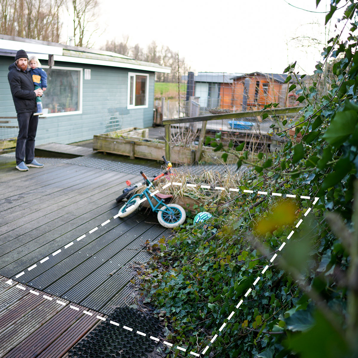 Ronnie bij z'n woonboot en de plek waar twee 8-vaks MM-tafels passen