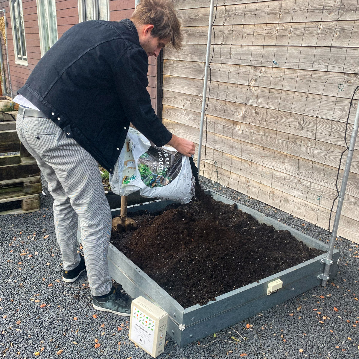 Makkelijke Moestuinbak vullen met mix