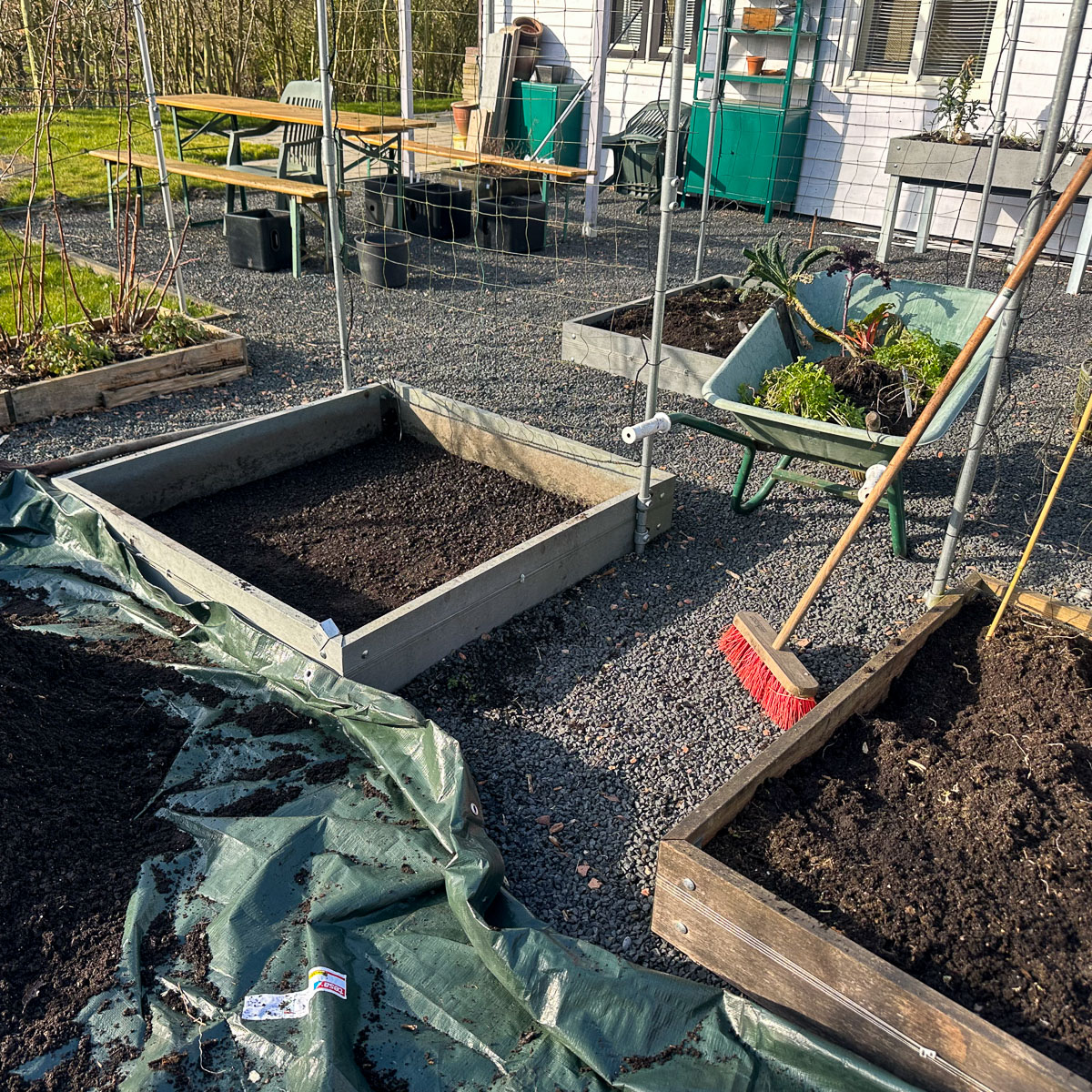 Makkelijke Moestuinbak voorbereiden voor een bodem met waterreservoirs.