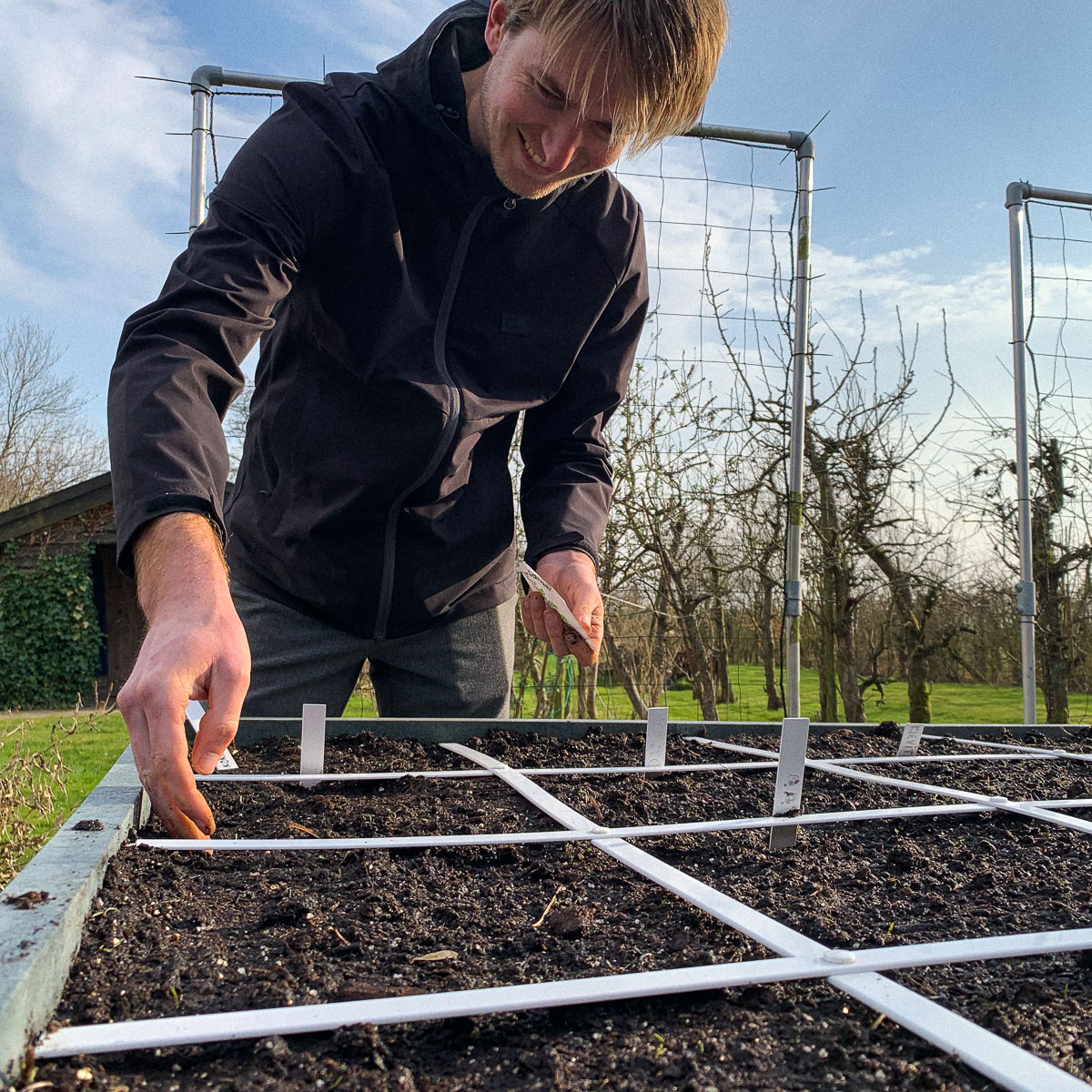 Sjoers zaait de eerste zaadjes van het jaar in een Makkelijke Moestuinbak