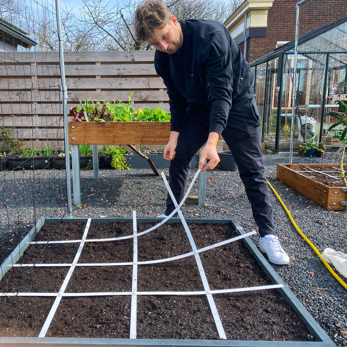 Zon op de Makkelijke Moestuinbakken van de kantoortuin