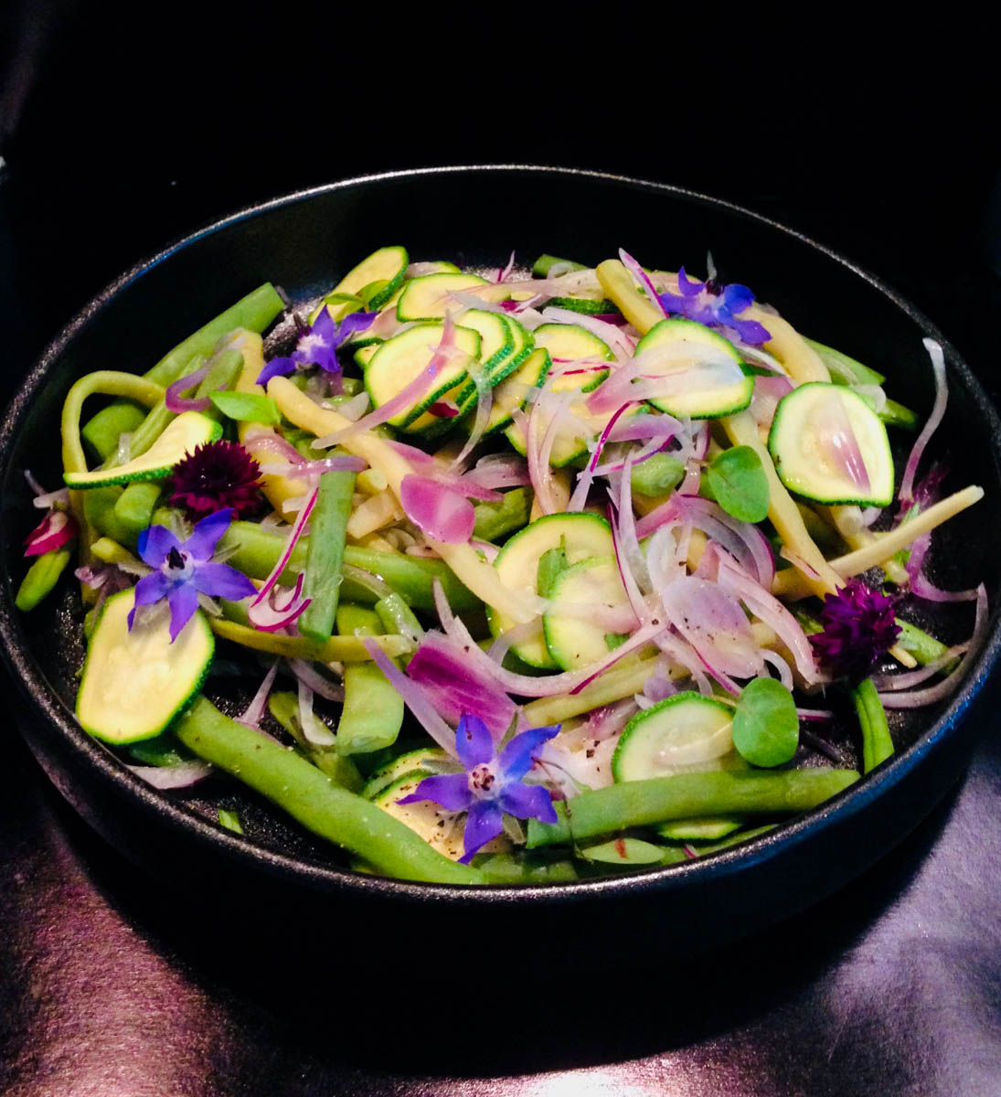 Fresh salad with beans, courgette and red onion