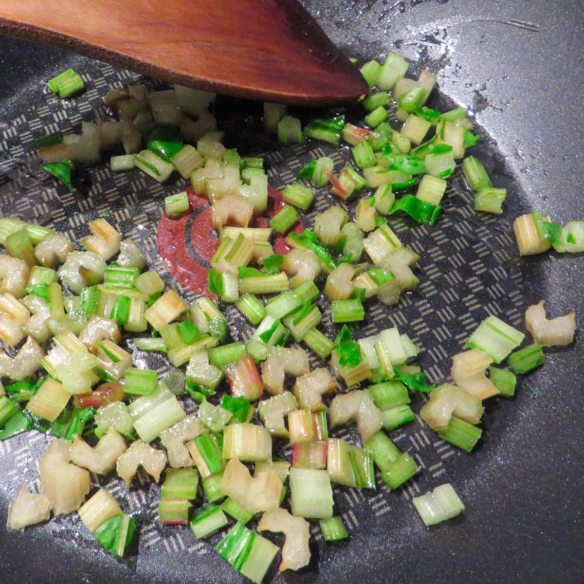 Stengels van snijbiet en stengel- of aspergesla roerbakken