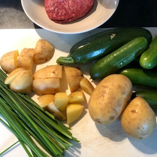 Ingredienten voor komkommerstamp met courgette en bieslook
