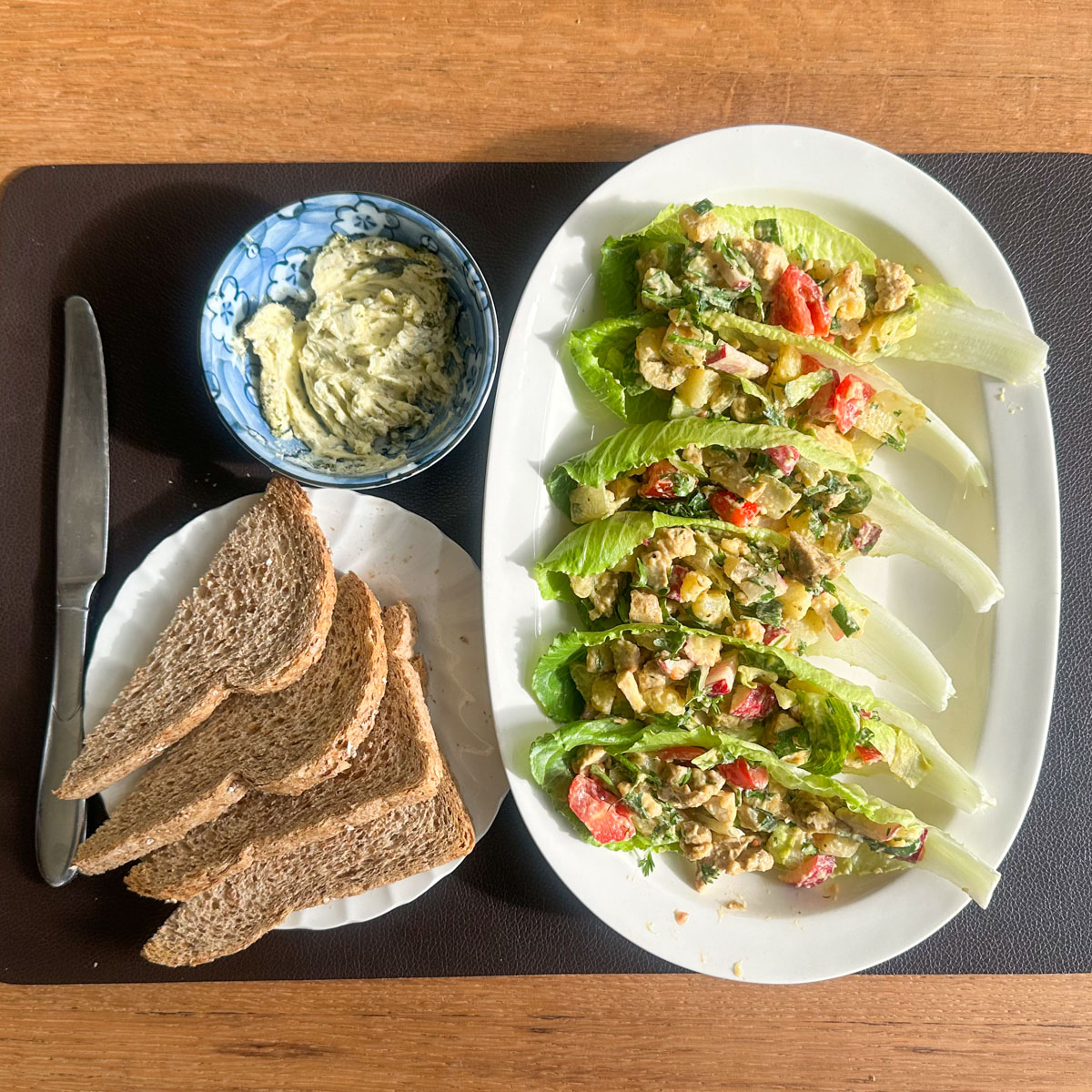 Kipsalade met Cossla - of Romaine - opgediend in het blad