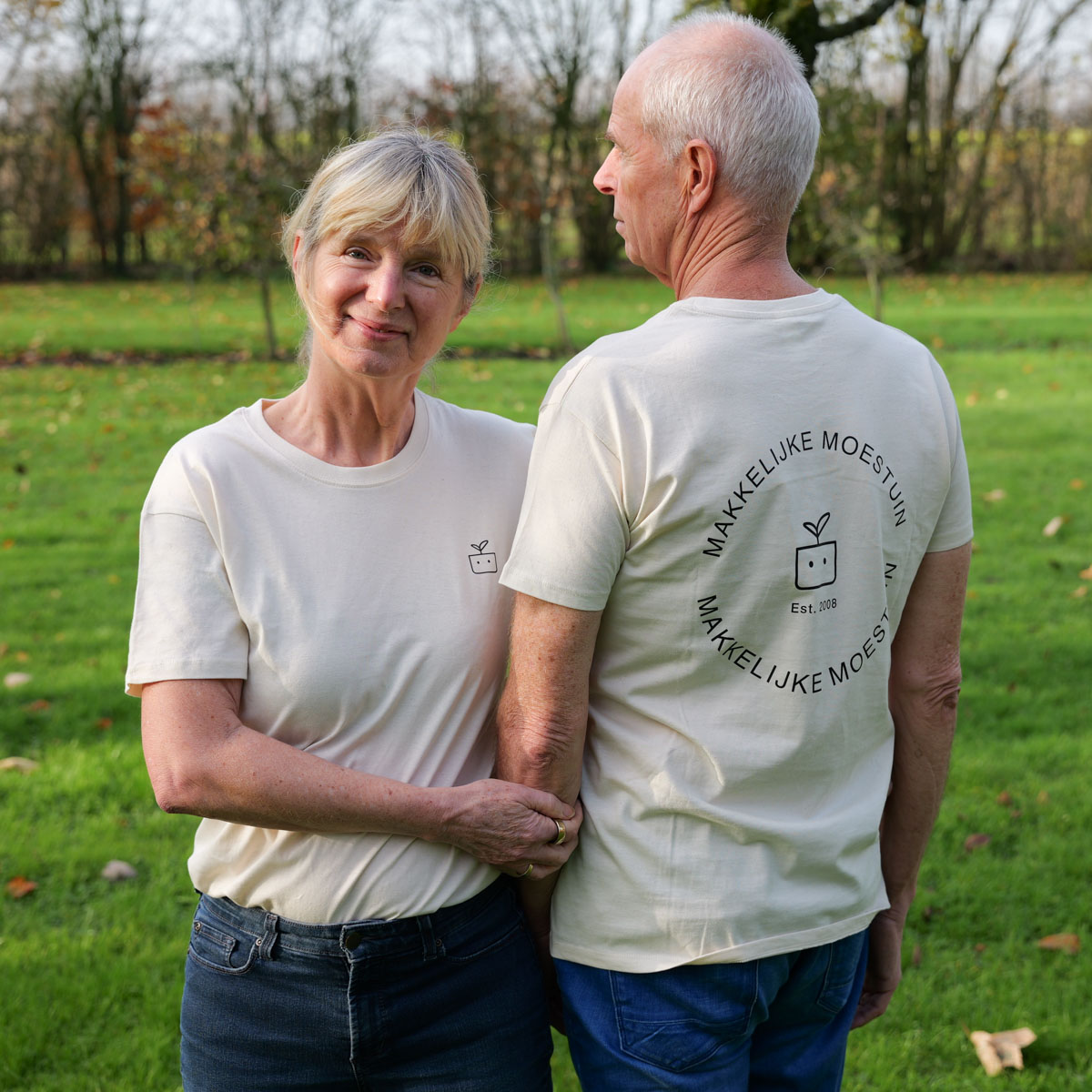 Saskia en Paul showen de Makkelijke Moestuin-shirts in Den Andel