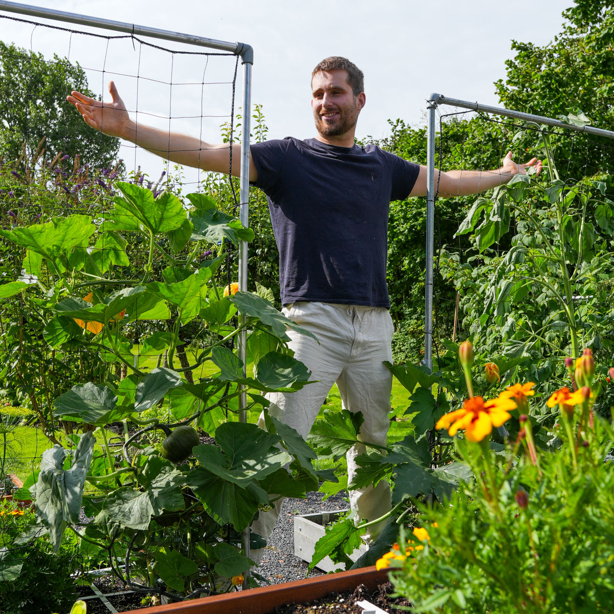 Jelle celebrating success with the Makkelijke Moestuin water reservoir