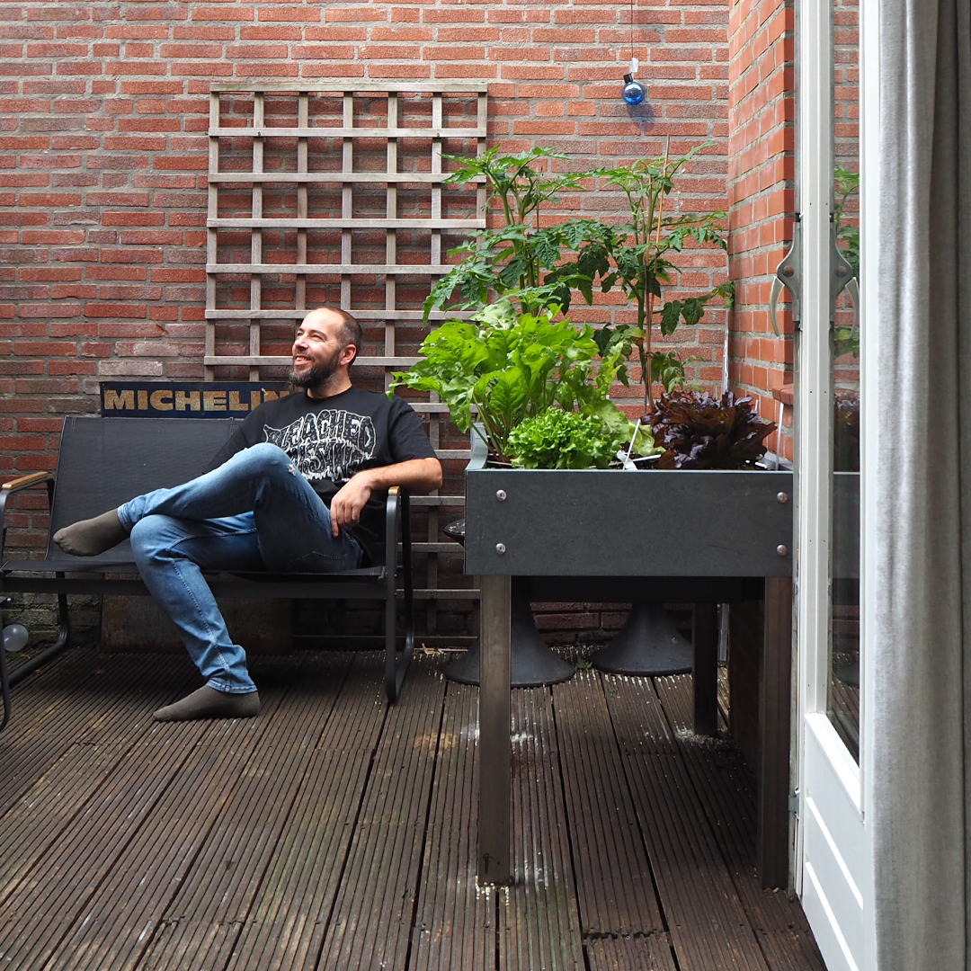 Zelfs op een klein balkon kun je met een 8-vaks moestuinbak behoorlijk wat oogsten.