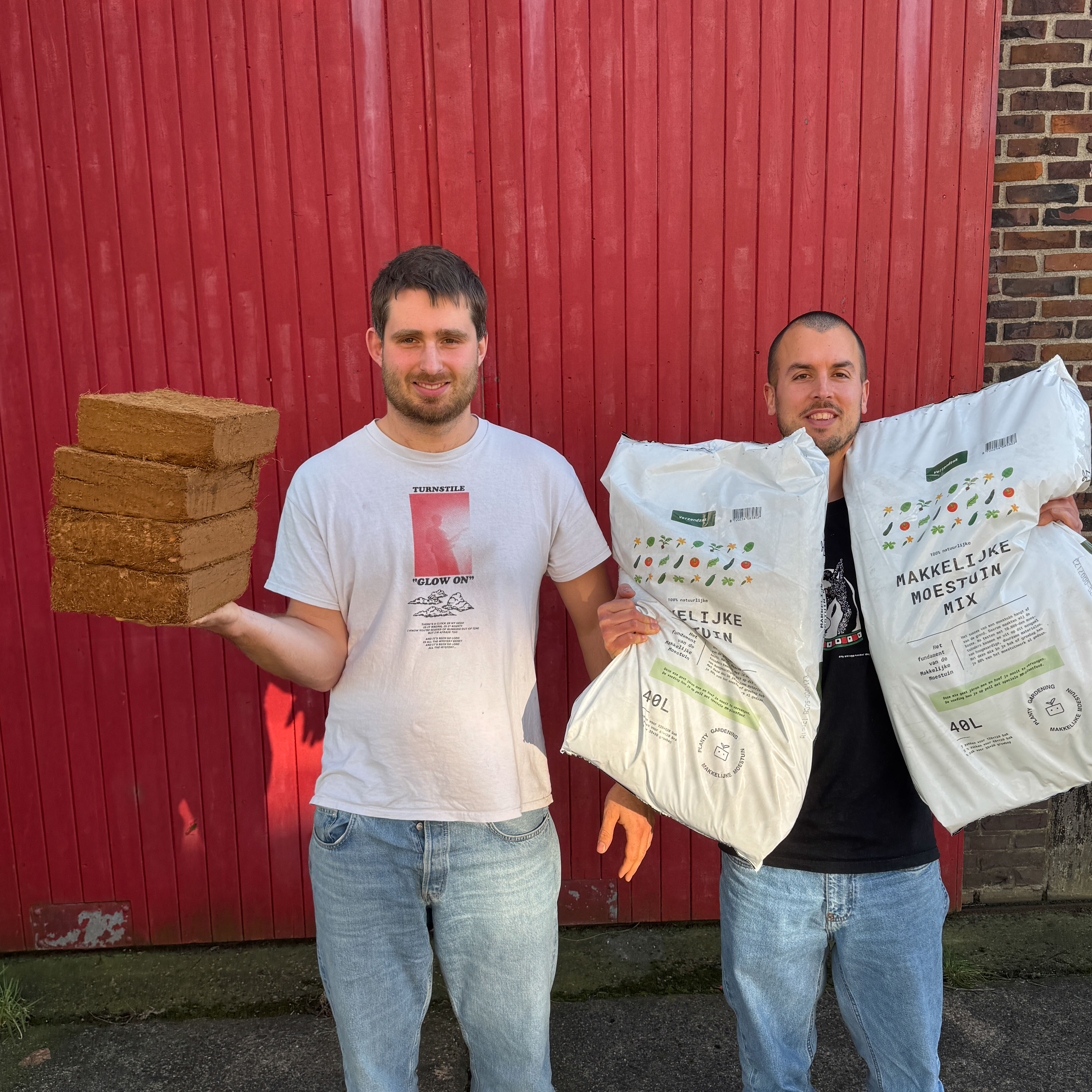Van 4 van onze kokosblokken maak je net zoveel mix als in 2 zakken Makkelijke Moestuin-mix