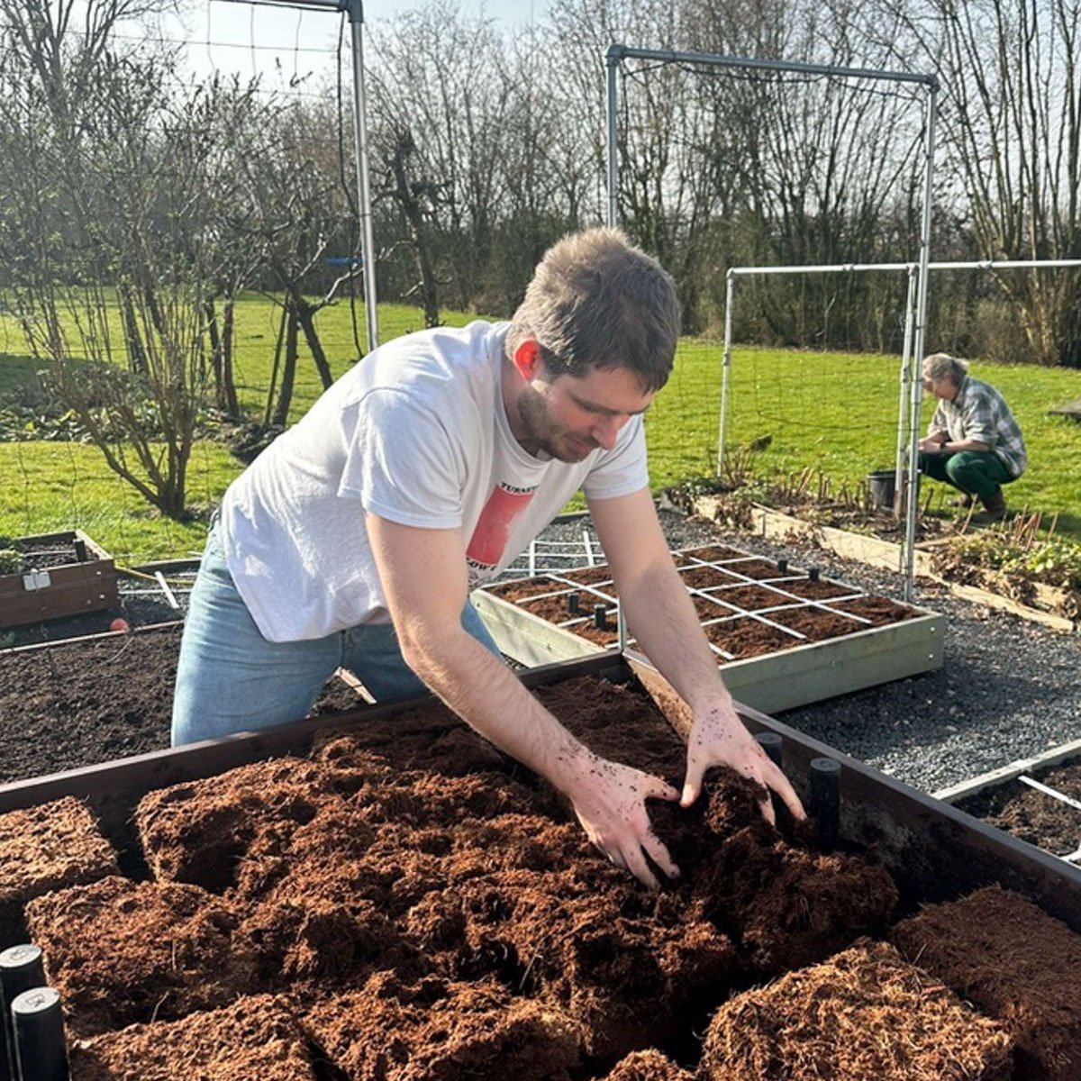 Klaarmaken van de moestuingrond: direct in je bak.