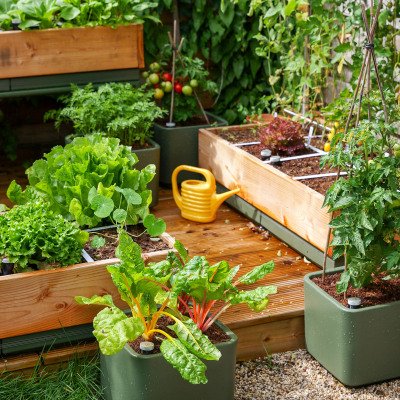 Nieuwe moestuinbakken met waterreservoirs