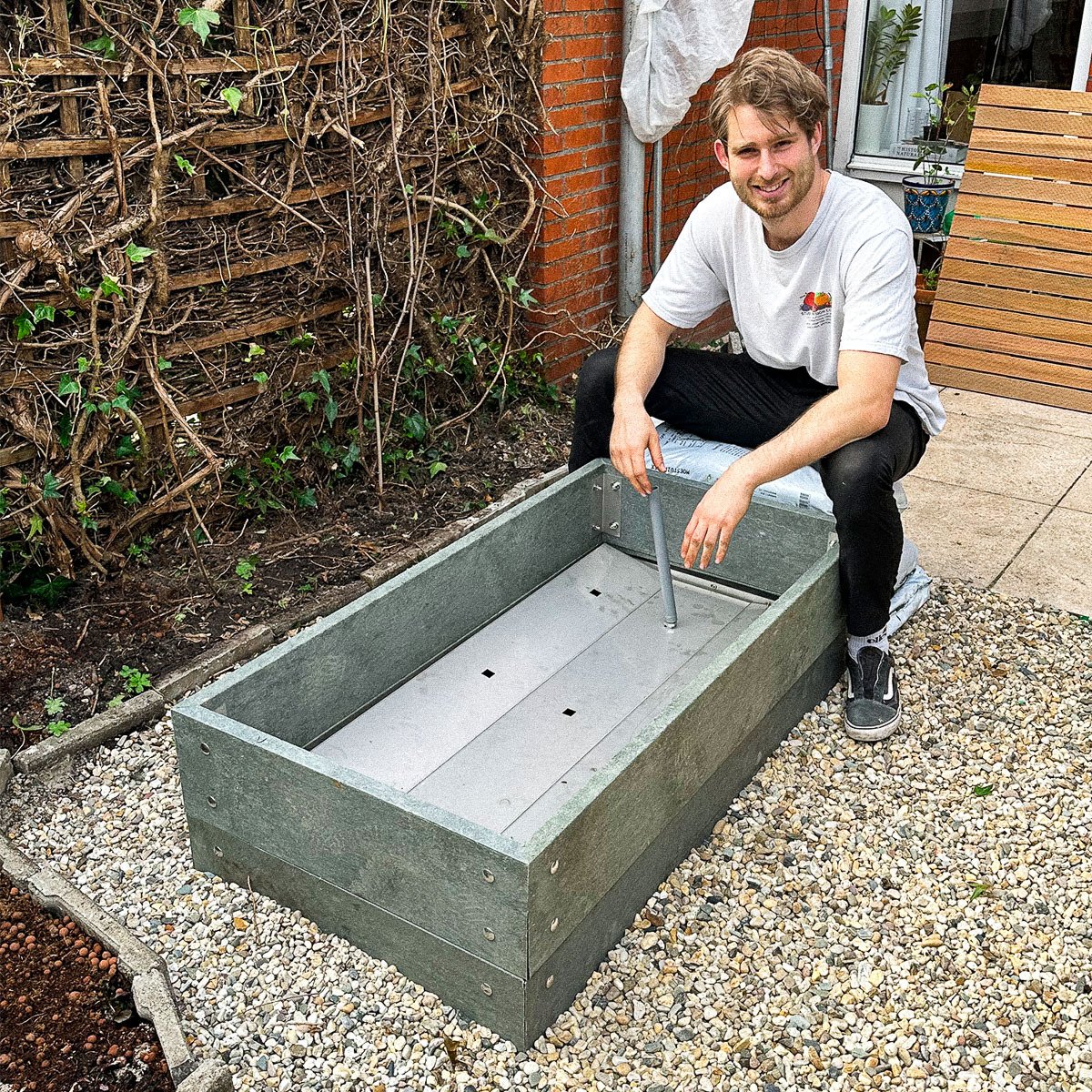 Mijn allereerste moestuinbak met waterreservoir - gemaakt met kunsstof planken en een RVS bodemplaat.