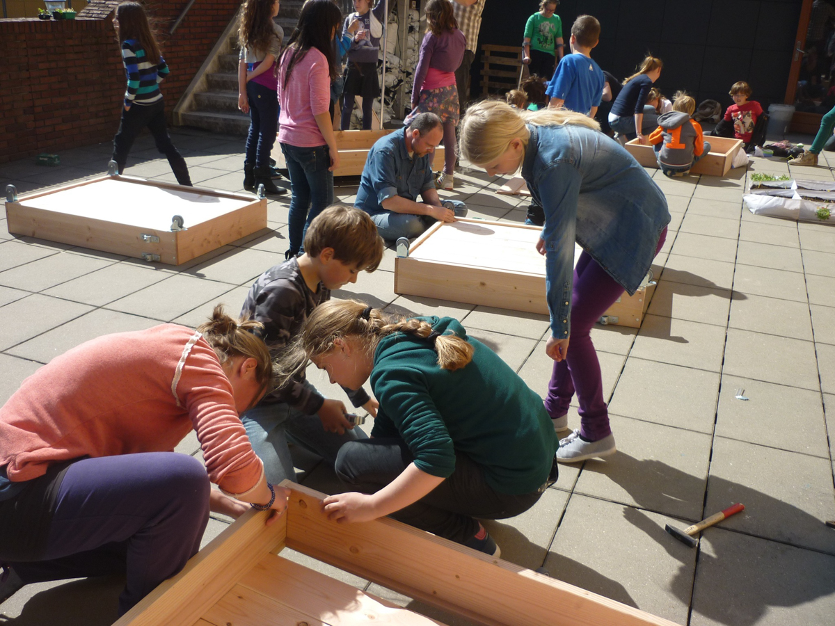De opbrengst van de boeken van de Makkelijke Moestuin gaat voor een deel naar de Goede Doelenpot voor scholen en instellingen