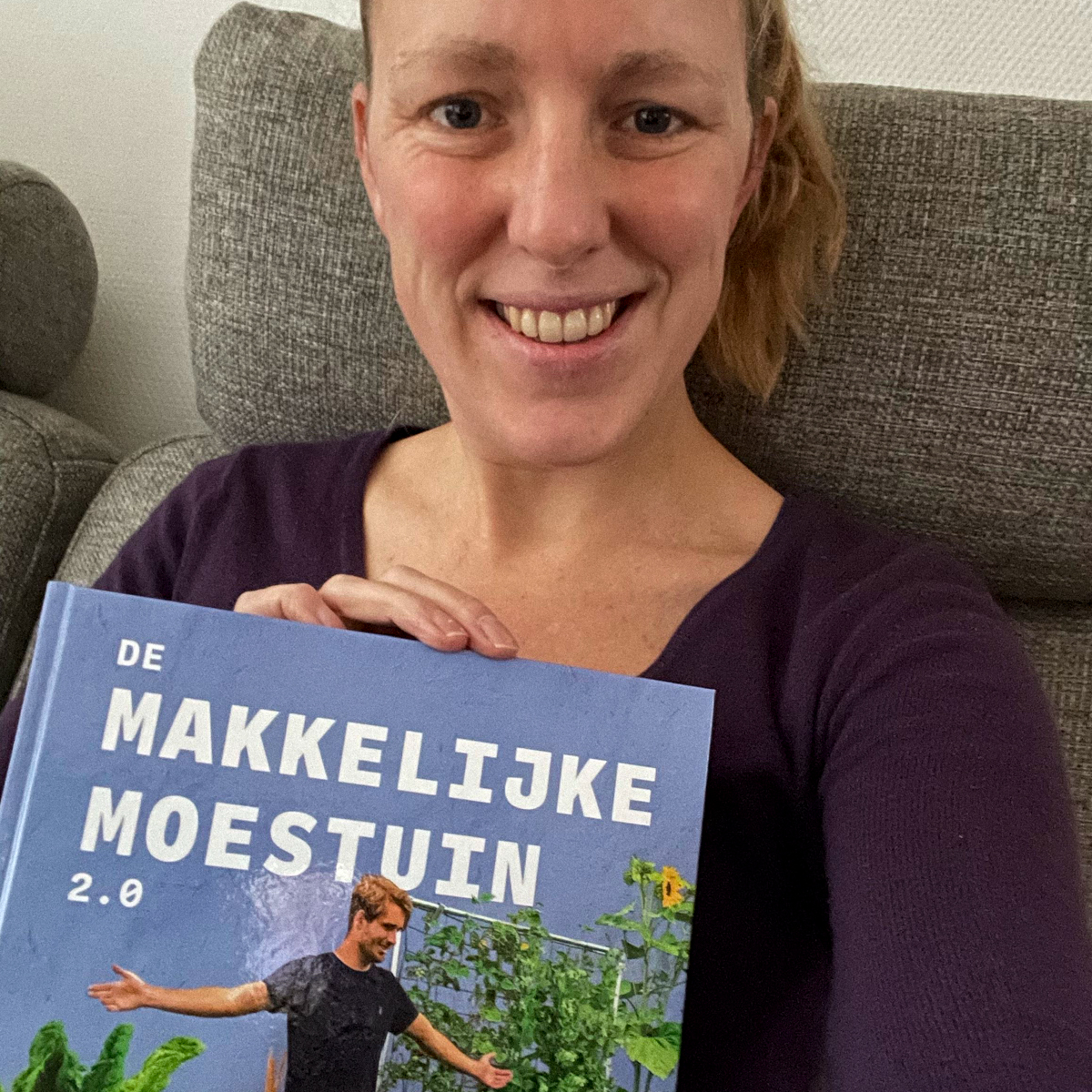 Nina met het nieuwe Makkelijke Moestuin boek
