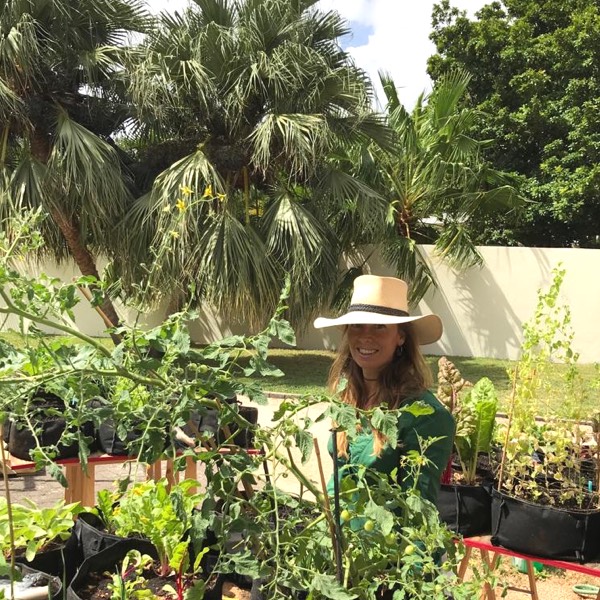 Liliane tussen haar Makkelijke Moestuin in Curaçao
