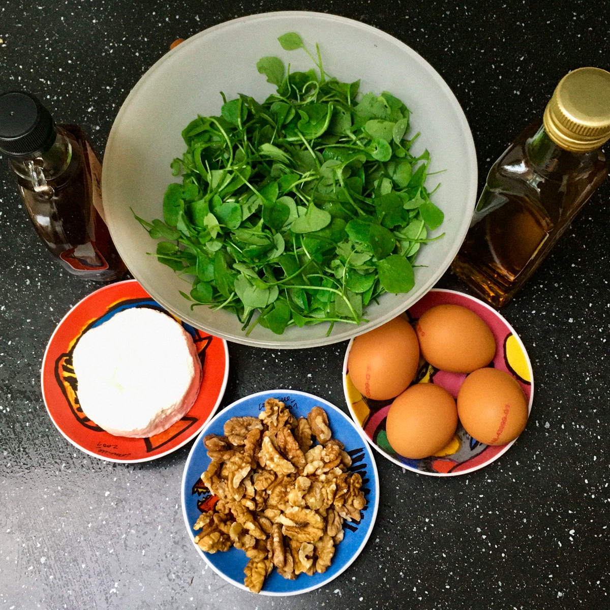 Ingredienten voor salade met winterpostelein en walnoten
