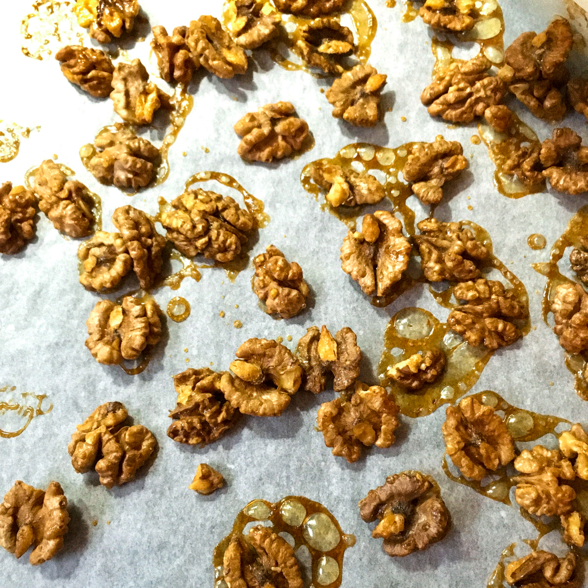 Walnoten met siroop bakken in de oven voor salade met winterpostelein