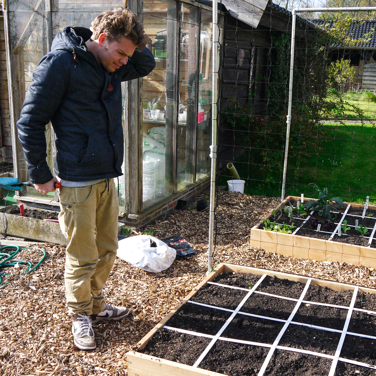 Robbin bij zijn eerste Makkelijke Moestuinbak in 2014