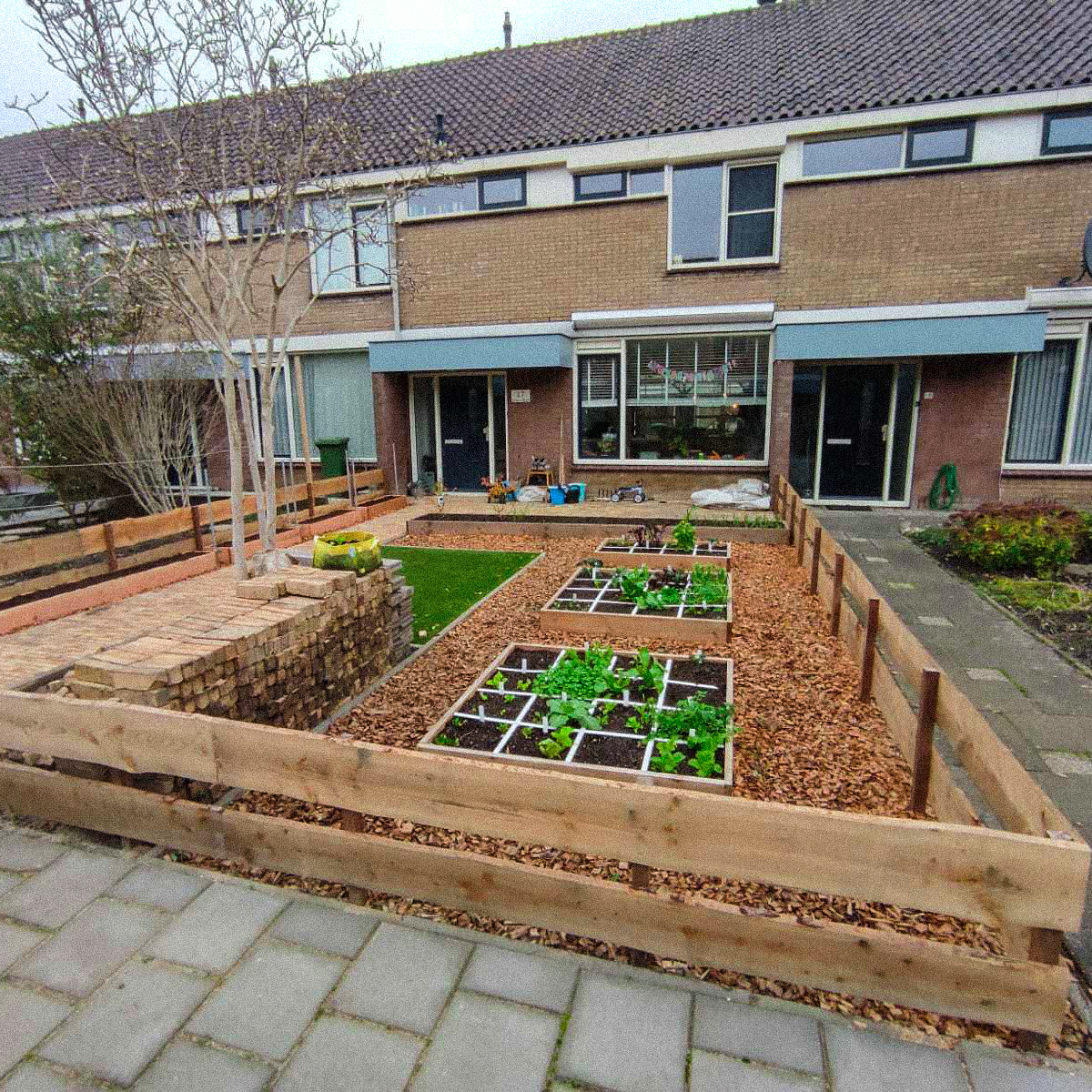 Makkelijke Moestuinbakken in de voortuin van Anouk