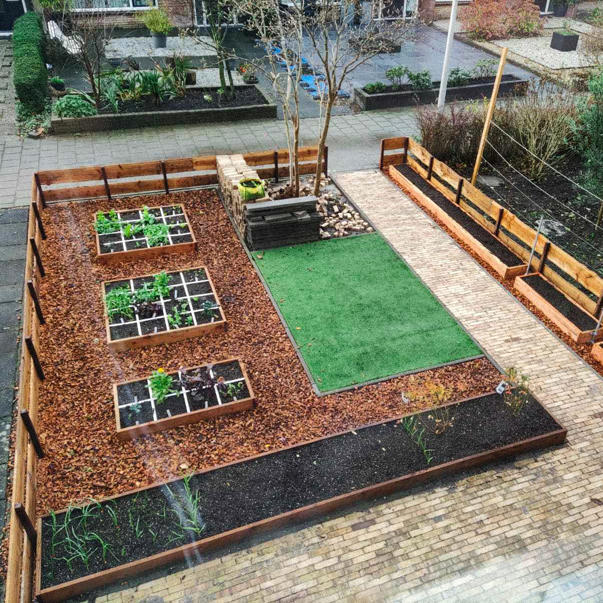 Voortuin met Makkelijke Moestuinbakken
