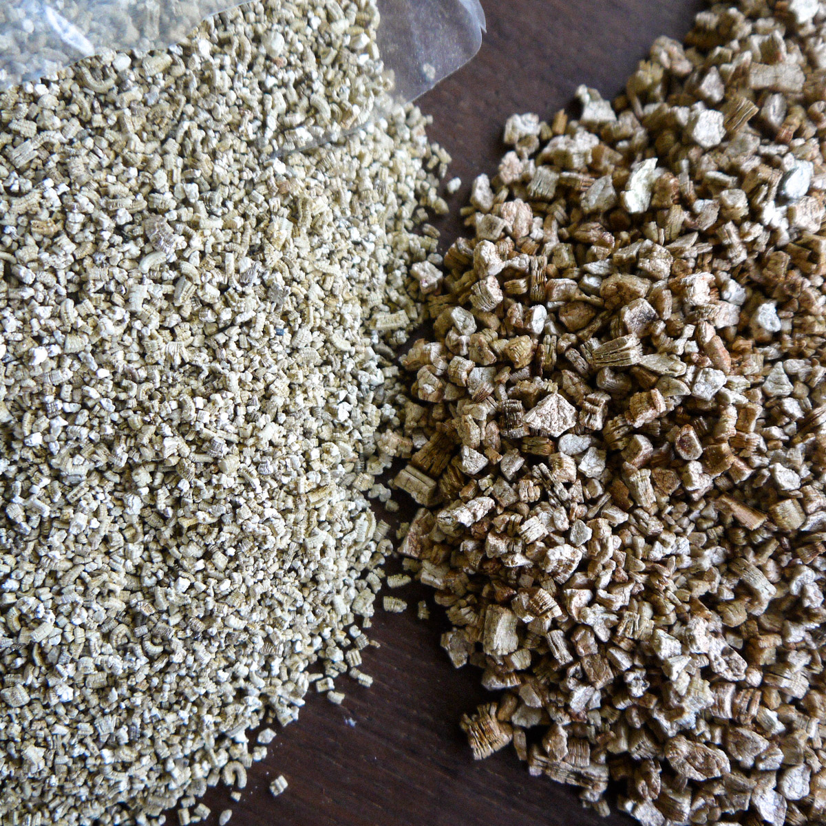 Vermiculiet: links fijn, rechts grof