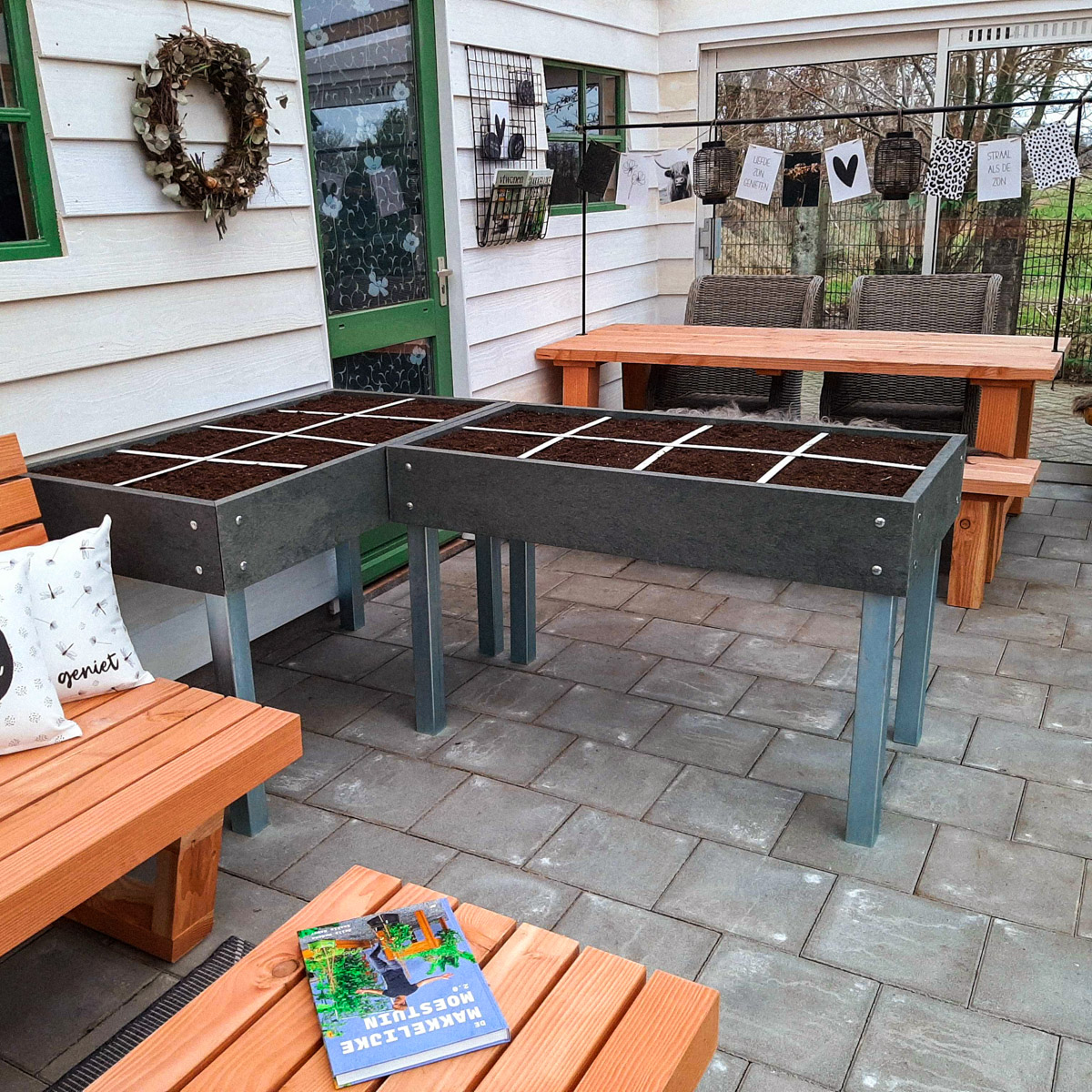 Omdat het buiten altijd zo waait, zet Sonja haar moestuin in de tuinkamer op.
