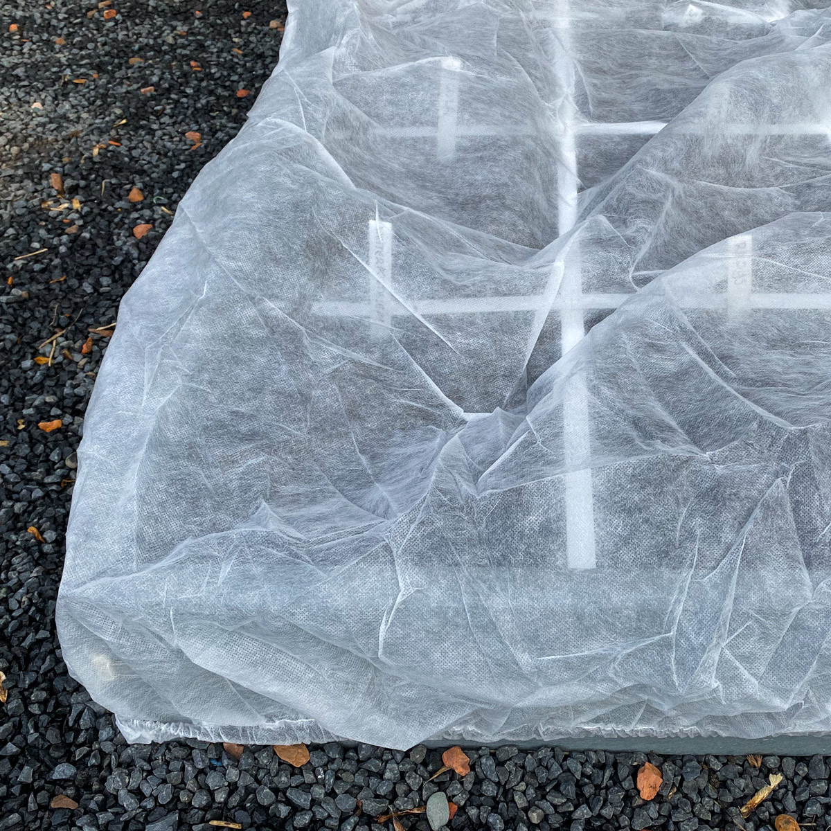 Net gezaaide zaadjes in het vroege voorjaar afdekken met een moestuinmuts.
