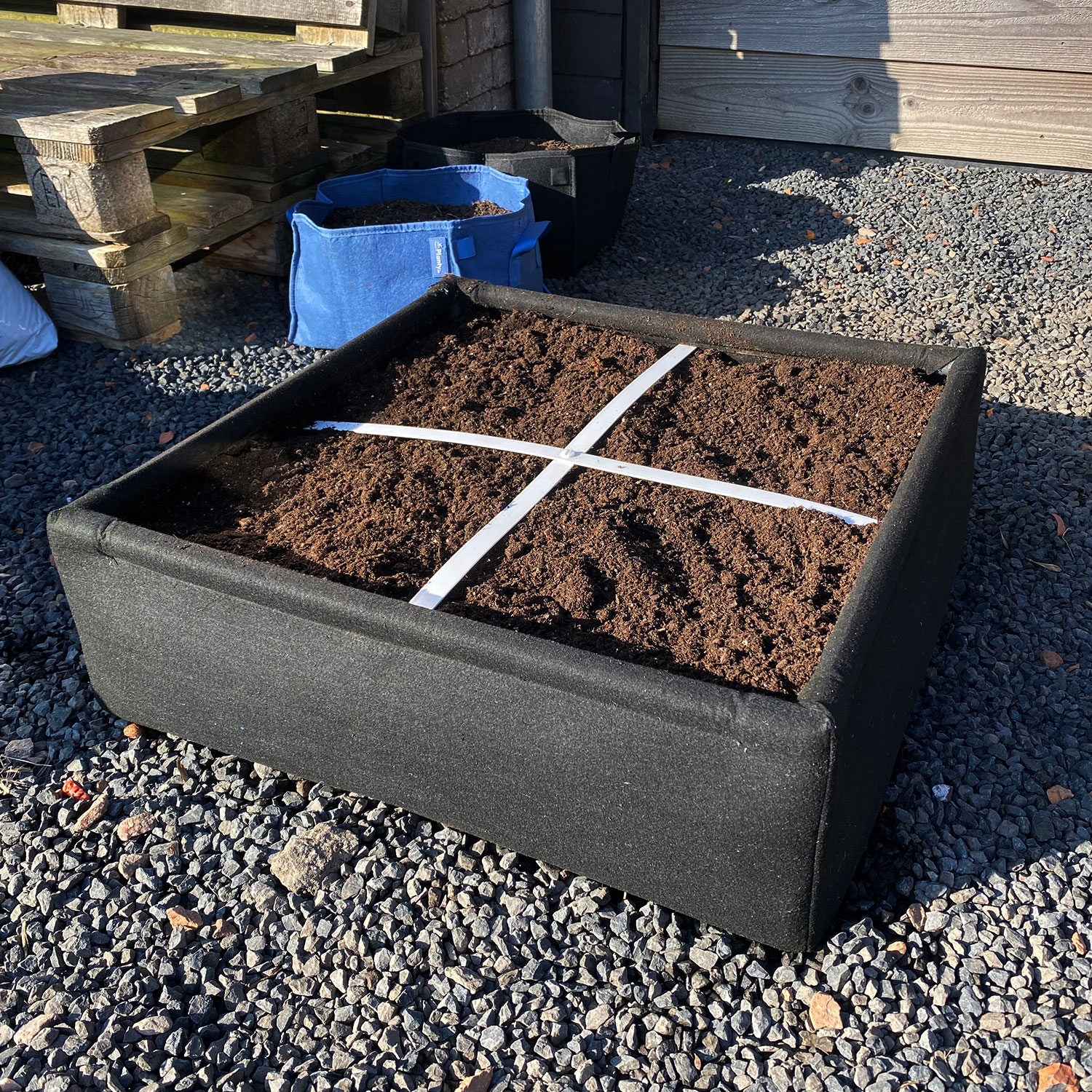 Een Makkelijke Moestuin airbak vul je met 2 zakken Makkelijke Moestuinmix
