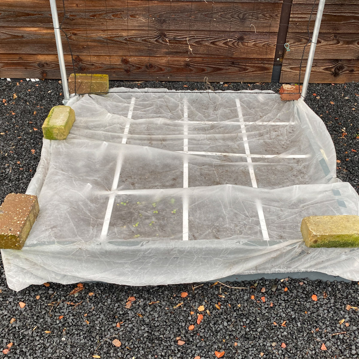 Voorkomen dat de Makkelijke Moestuin muts afwaait bij storm