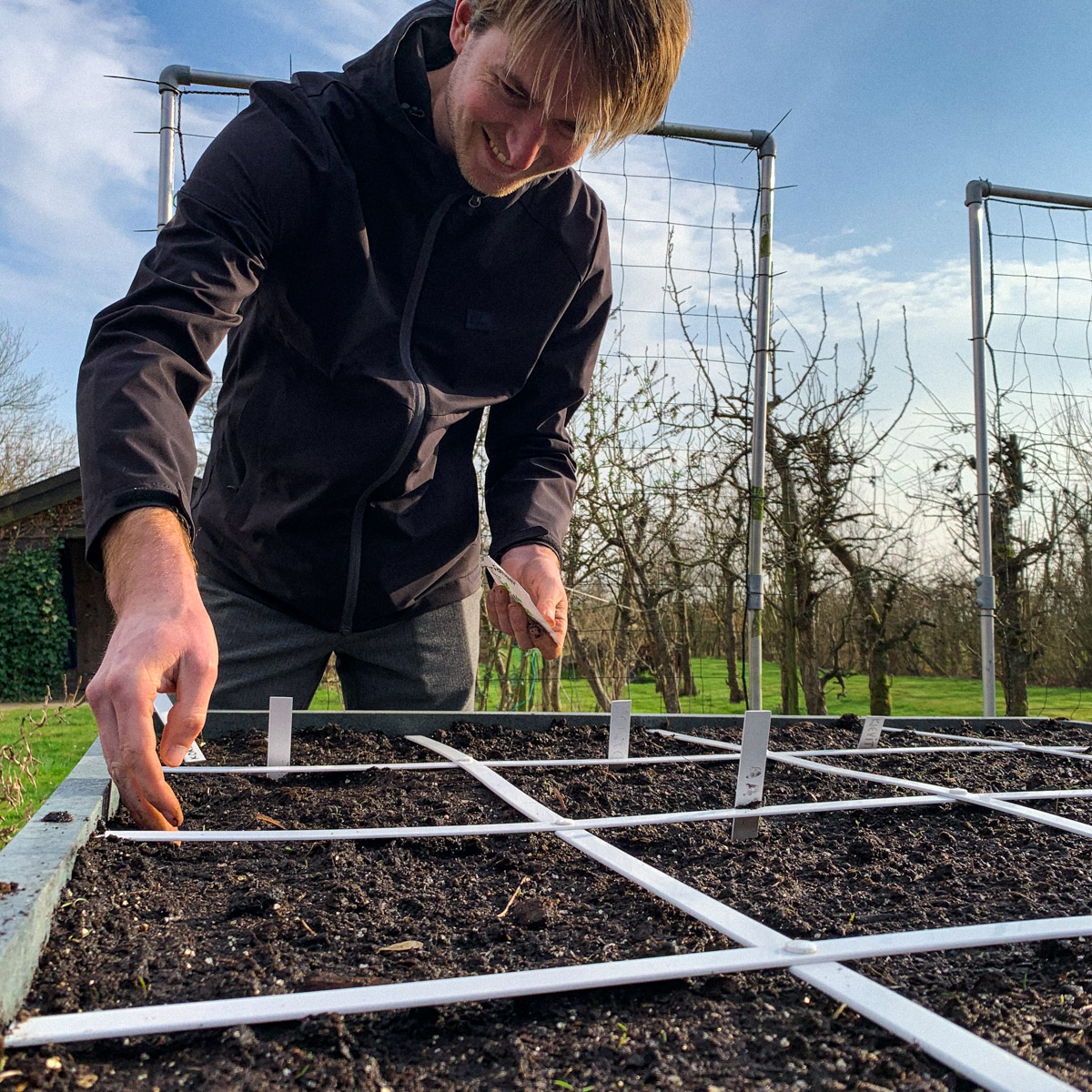 Sjoerd zaait de Makkelijke Moestuinzaden voor april