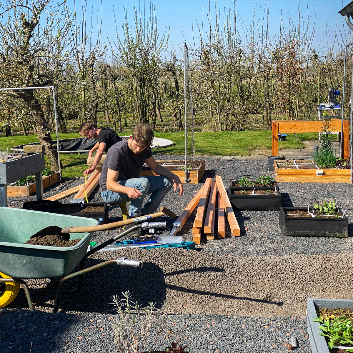 Aan het klussen voor een nieuwe Makkelijke Moestuin