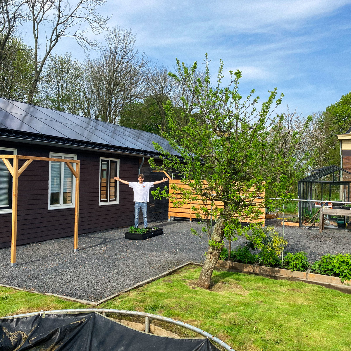 Kaal stuk tuin waar nieuwe Makkelijke Moestuin komt